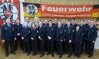 Die gewählten, geehrten und beförderten Mitglieder der Feuerwehr Stolzenau, allen voran Ortbrandmeister Michael Drübber nebst den Gästen aus Politik und Feuerwehr.